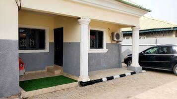 Mặt tiền nơi lưu trú