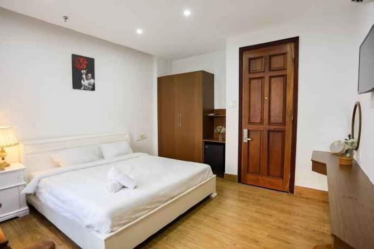Premium bedding, minibar, individually furnished, desk