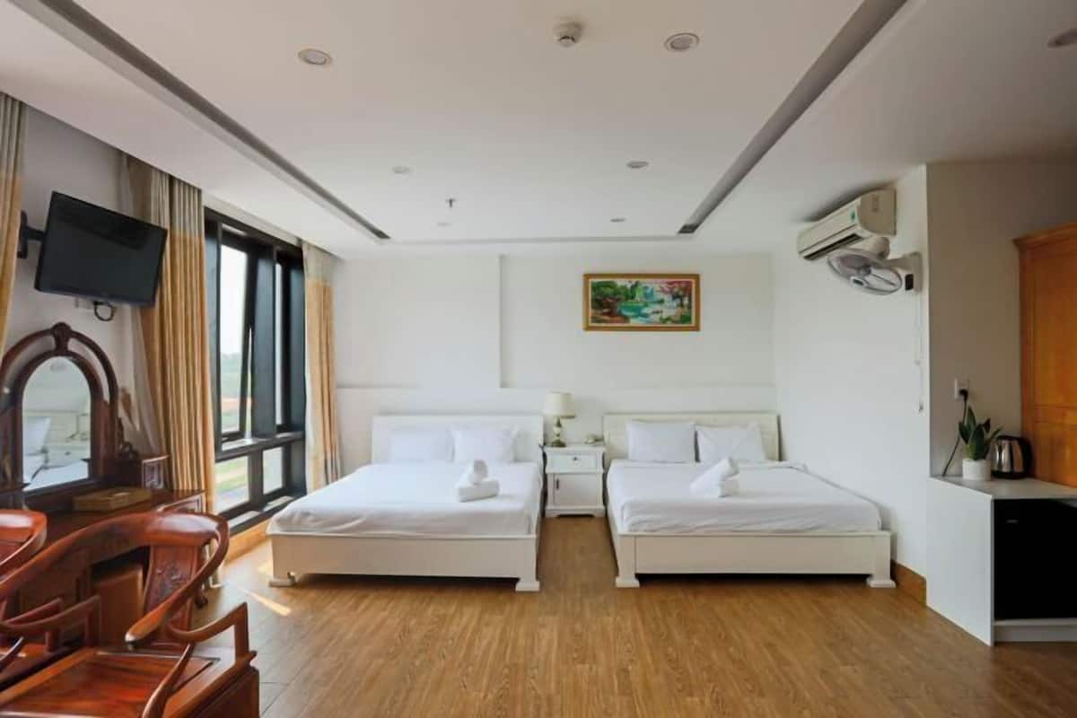 Premium bedding, minibar, individually furnished, desk