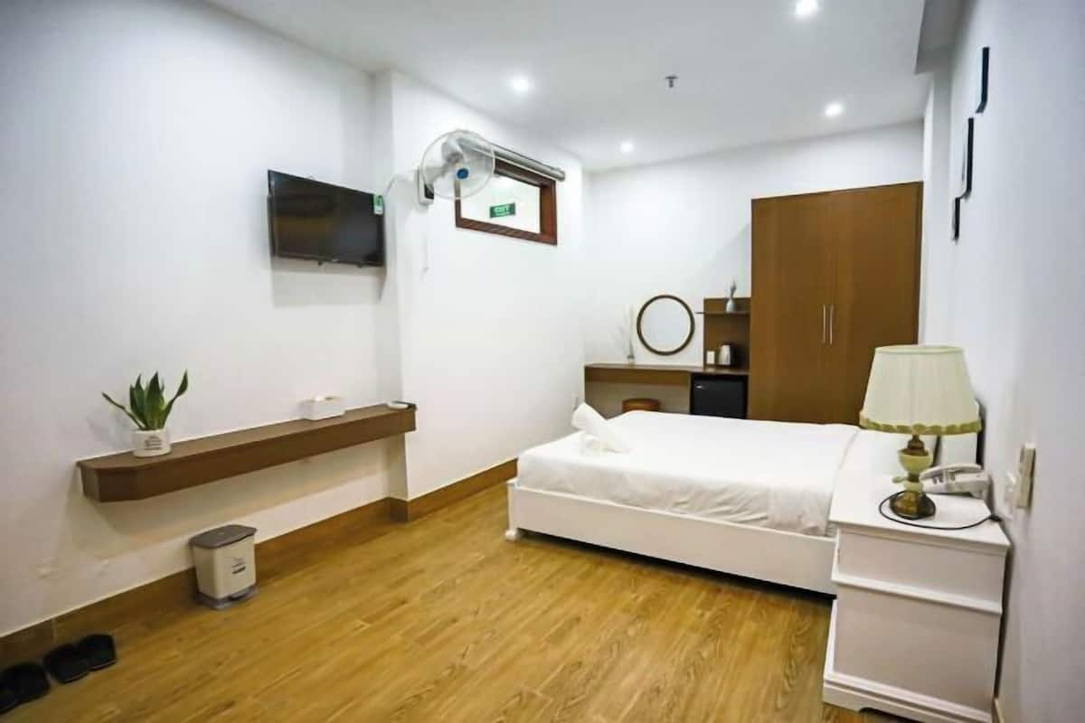 Premium bedding, minibar, individually furnished, desk