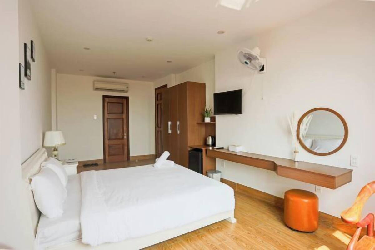 Premium bedding, minibar, individually furnished, desk