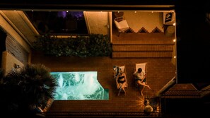 حمّام سباحة مُدفّ�َأ