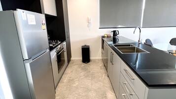 Microondas, horno, parrilla de estufa y lavavajillas