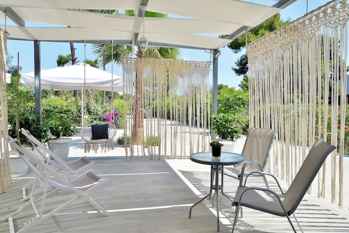 Studio Deluks, pemandangan kebun | Teras/patio