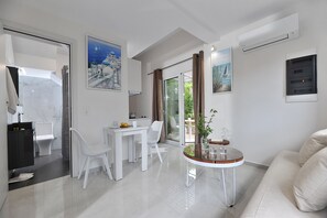 Economy Duplex, Garden View (Split Level) - Alekos Luxury Suites Free 24h Transportation From - To Airport (Spata-Artemida)
