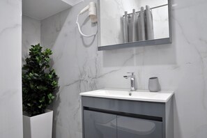 Duplex, Garden View (Split Level) | Bathroom | Shower, rainfall showerhead, free toiletries, hair dryer