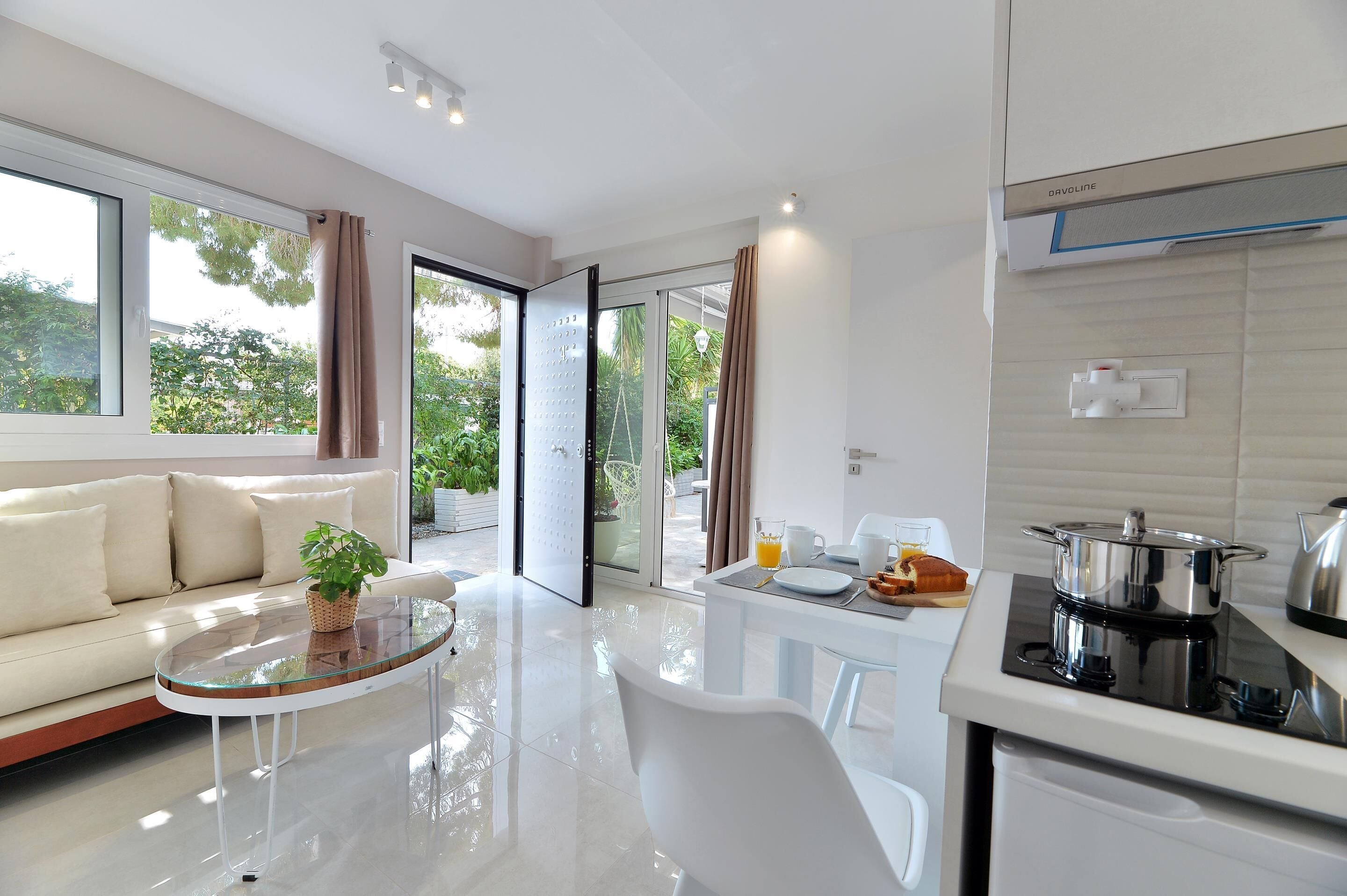 Dúplex, vistas al jardín (Split Level) | Cocina privada | Frigorífico pequeño, máquina de café espresso y cafetera o tetera