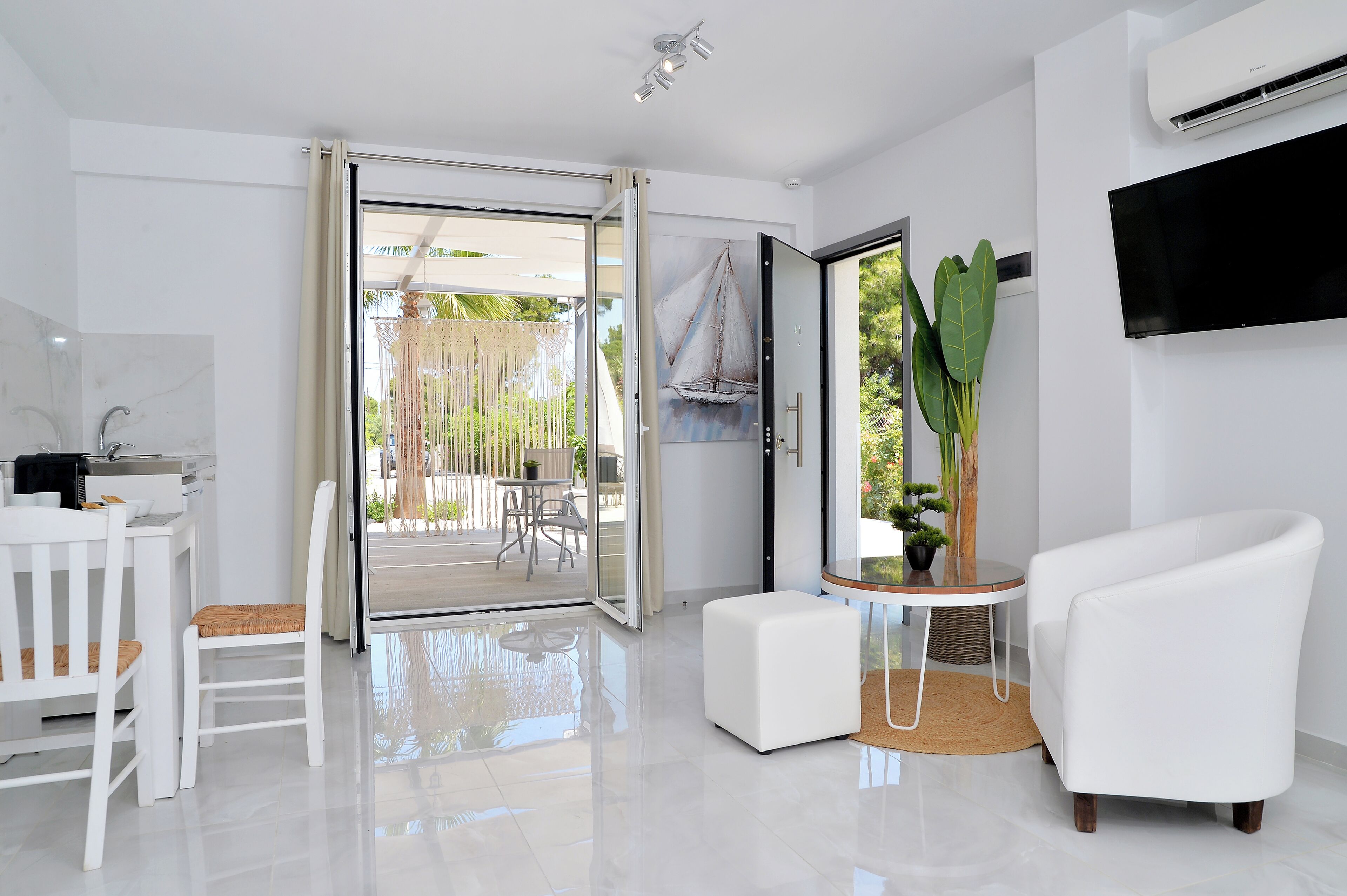 Deluxe Studio, Garden View | Private kitchenette | Mini-fridge, espresso maker, coffee/tea maker, electric kettle