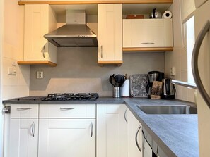 Kylskåp, mikrovågsugn, spishäll och diskmaskin
