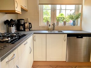 Fridge, microwave, stovetop, dishwasher