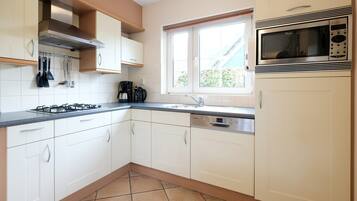 Een koelkast, een magnetron, een kookplaat, een vaatwasser