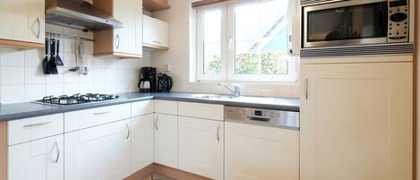 冷蔵庫、電子レンジ、コンロ、食器洗い機