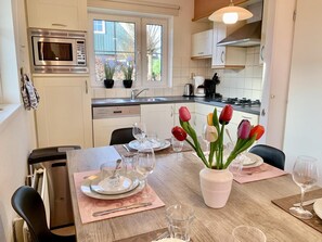Réfrigérateur, micro-ondes, plaque de cuisson, lave-vaisselle