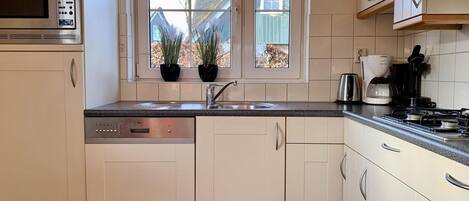 Een koelkast, een microgolfoven, een kookplaat, een vaatwasser