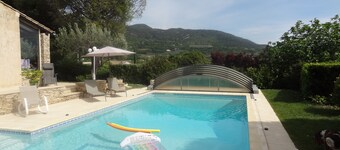 Nyons ,Villa entourée de vignes et d’oliviers  avec  grande piscine