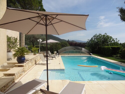 Nyons ,Villa entourée de vignes et d’oliviers  avec  grande piscine