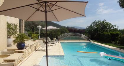 Nyons ,Villa entourĂ©e de vignes et dâoliviers avec grande piscine