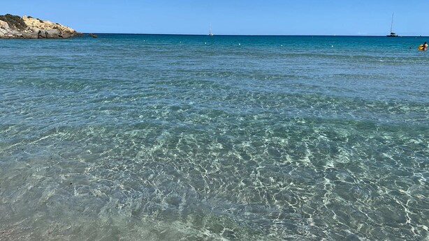 Ein freier Blick auf die Küste mit felsigem Gelände und ruhigem Wasser.