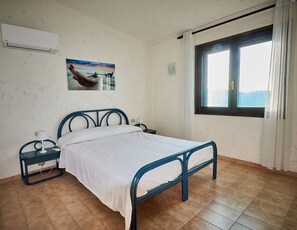 4 dormitorios, tabla de planchar con plancha, cuna de viaje