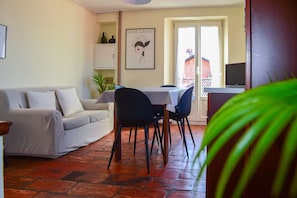 Apartment | Wohnbereich | 35-Zoll-Fernseher mit Digitalempfang