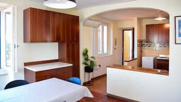 Appartement | Woonruimte | Een 35-inch televisie met digitale zenders