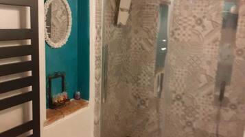 Vasca idromassaggio, asciugacapelli, bidet, asciugamani