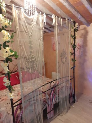 4 bedrooms, travel crib, free WiFi, bed sheets