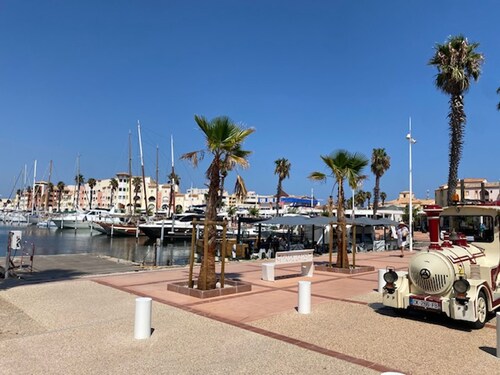 Air-conditioned T3 apartment for 6 with terrace and parking in Port Leucate