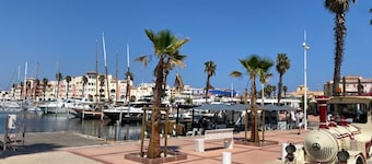 Air-conditioned T3 apartment for 6 with terrace and parking in Port Leucate