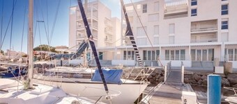 Bright 2BR Apt w/ AC, Terrace & Parking - 6 Guests - Near Port Leucate