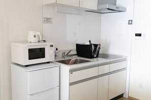 Réfrigérateur, micro-ondes, plaque de cuisson, bouilloire électrique