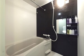 Secador de cabelo, toalhas de banho, shampoo 