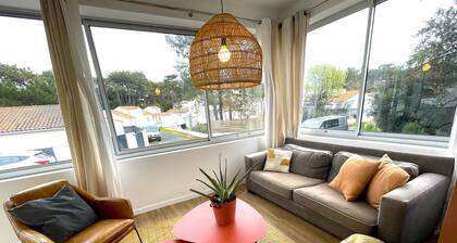 Charming Villa Near Beach with Heated Pool, Wi-Fi, Billiards, and Garage