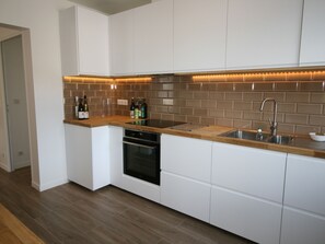 Jääkaappi, mikroaaltouuni, uuni, liesi