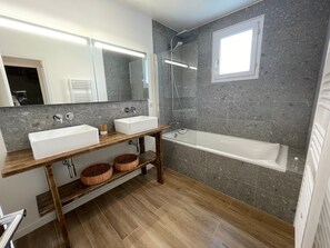 Bathroom - Charming Villa Near Beach with Heated Pool, Wi-Fi, Billiards, and Garage (La Tranche-sur-Mer)