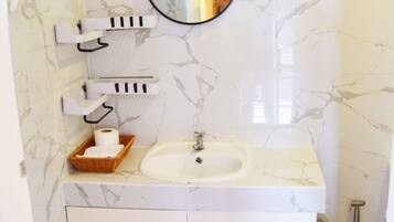 Apartemen Romantis | Kamar mandi | Bathtub dengan aliran air dan shower pijat air