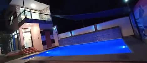 Una piscina al aire libre