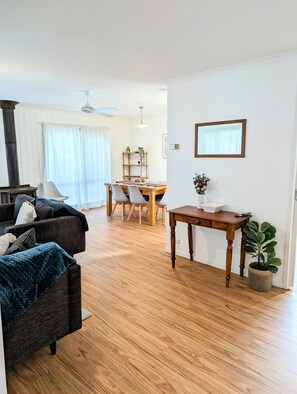 Smart TV, fireplace, DVD player, ping pong - Bellarine Holiday House - St Leonards Beach Escape (Saint Leonards)