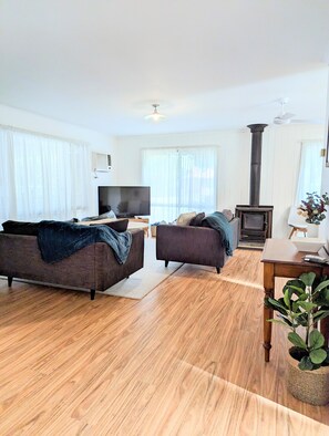 Smart TV, fireplace, DVD player, ping pong
