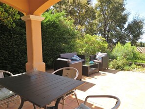 Outdoor dining - Cozy Home with Terrace, Pool Access & Parking in La Croix-Valmer (La Croix-Valmer)