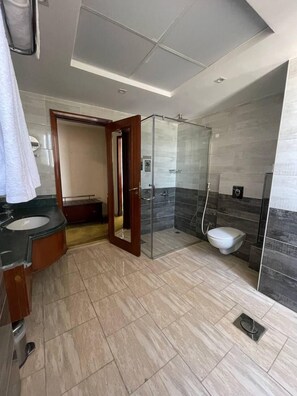 Family Suite | Bathroom | Shower, free toiletries, slippers, towels - Al Fouad Pyramids & Grand Museum Hotel (Giza)