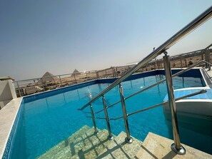 حمام سباحة على السطح