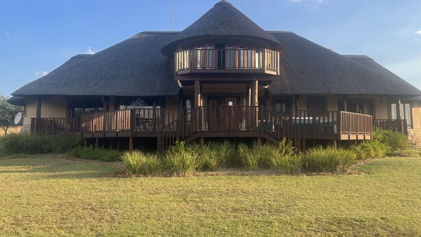 Un bâtiment à deux étages, doté d’un toit de chaume et de balcons en bois.