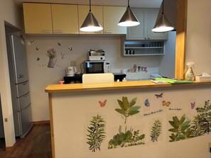 Refrigerador, microondas, parrilla de estufa y utensilios de cocina 