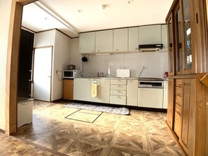 Frigorífic, microones i placa de cuina