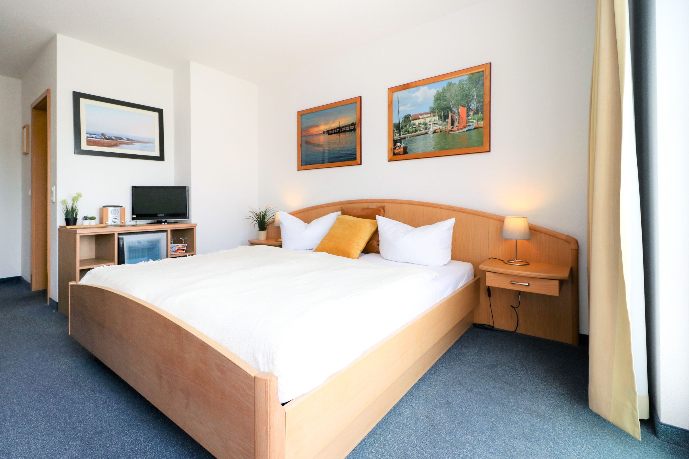 Doppelzimmer mit Balkon Direkt am Hafen von Wustrow