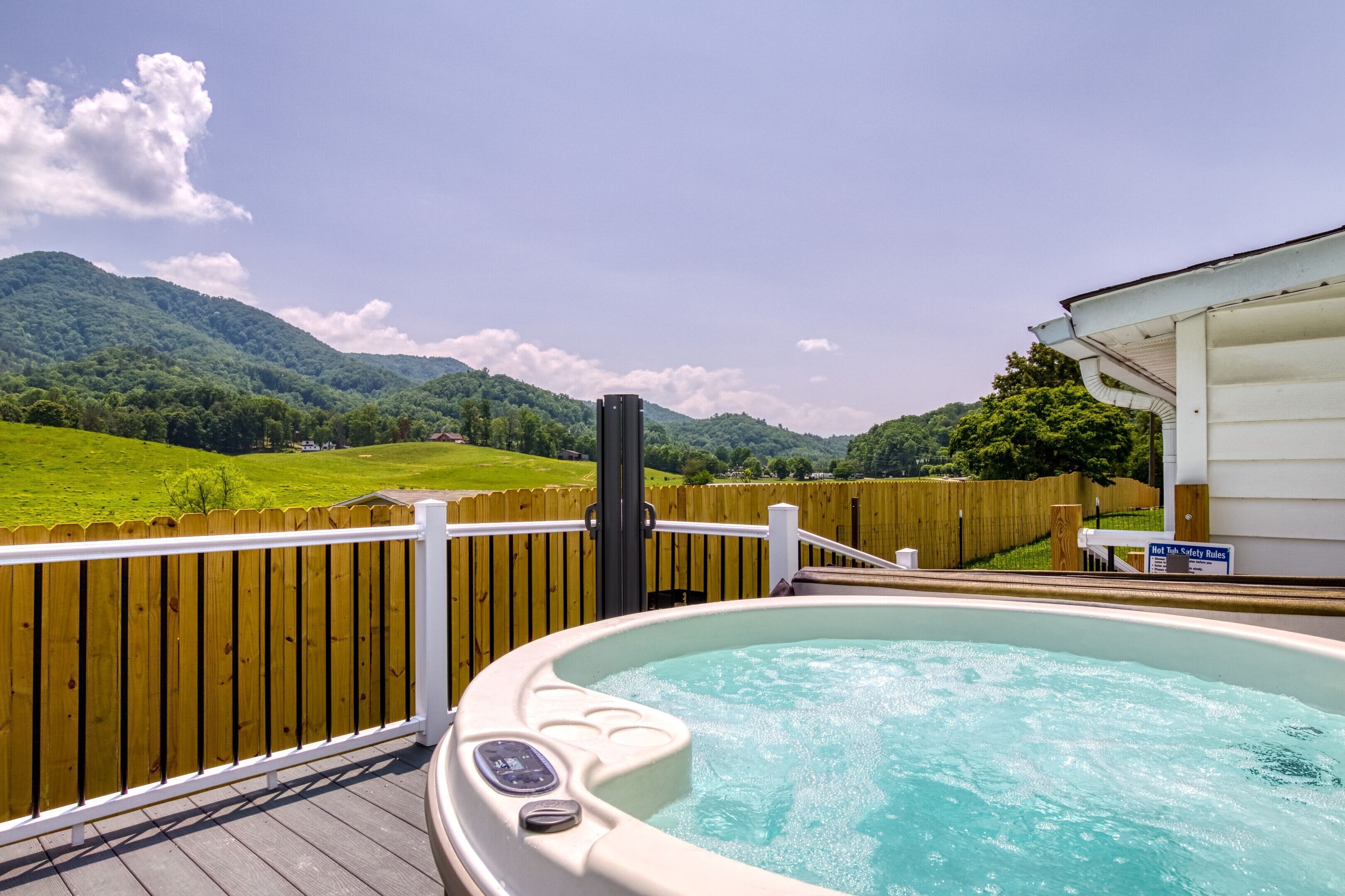 This cottage is a 2 bedroom(s), 1 bathrooms, located in Sevierville, TN.