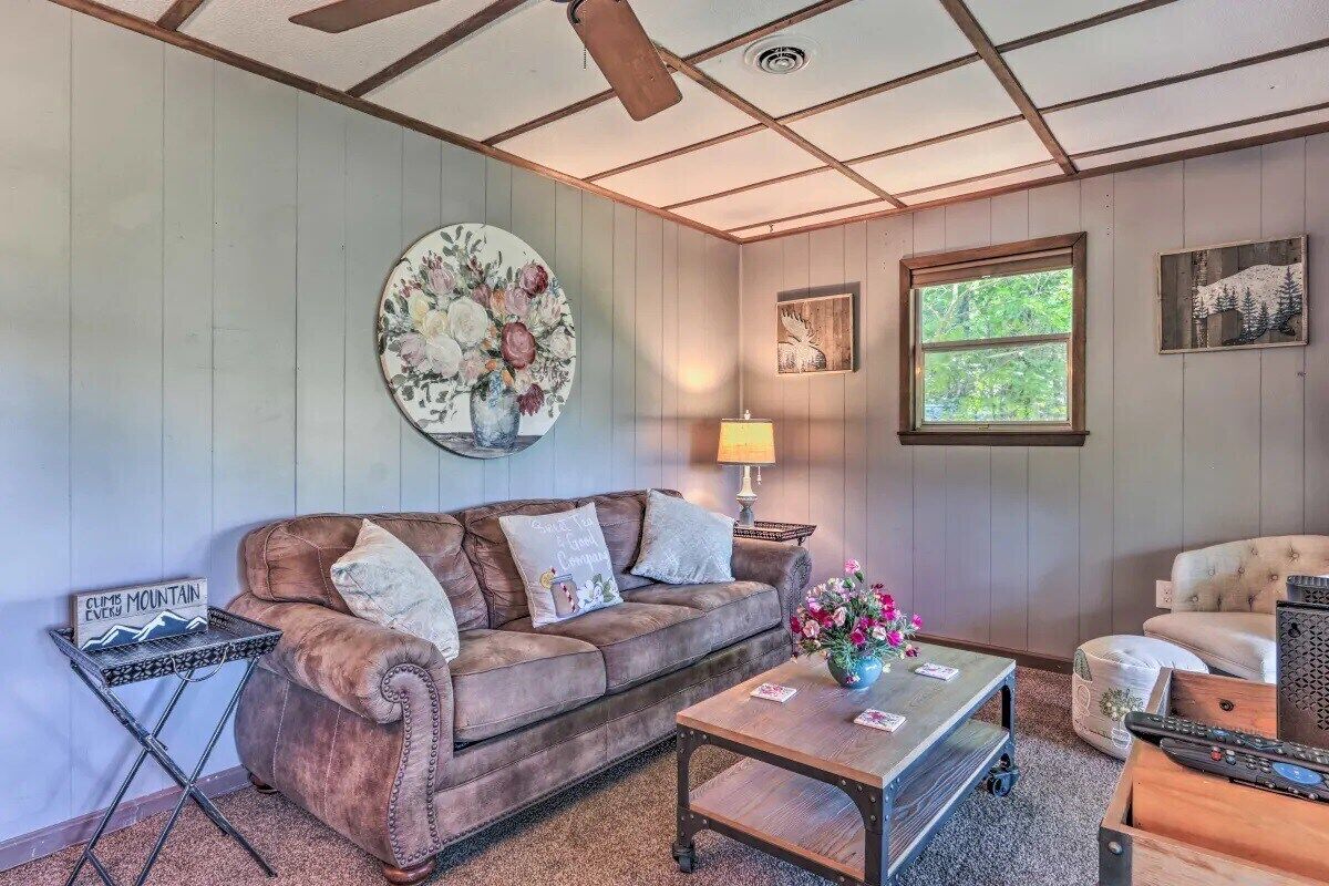 This cabin is a 2 bedroom(s), 2 bathrooms, located in Pigeon Forge, TN.