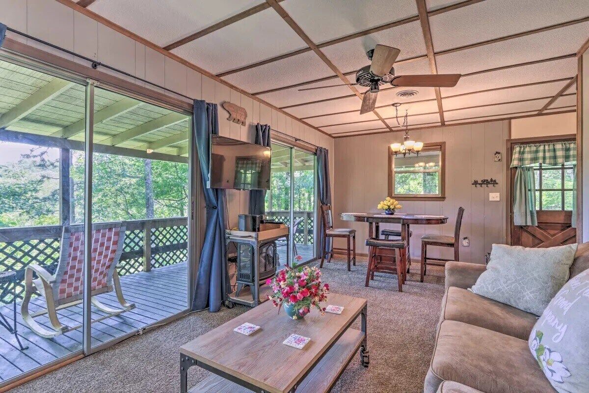 This cabin is a 2 bedroom(s), 2 bathrooms, located in Pigeon Forge, TN.