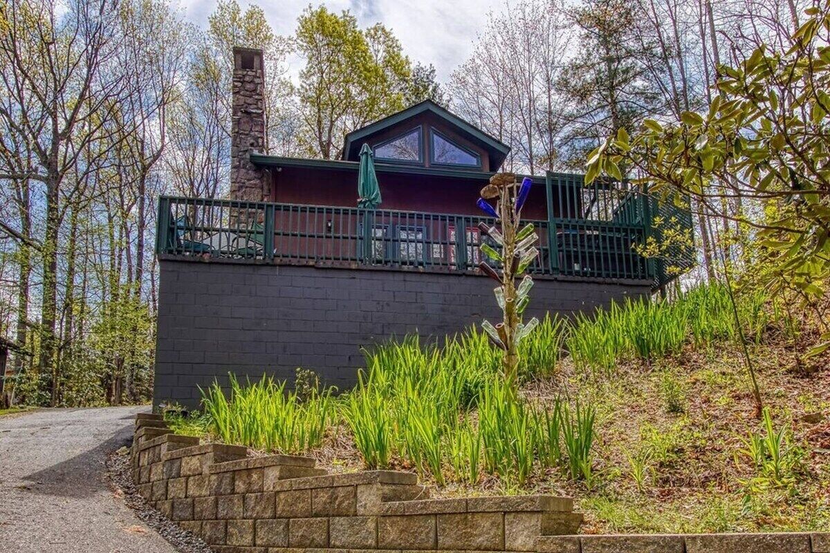 This chalet is a 1 bedroom(s), 1.5 bathrooms, located in Gatlinburg, TN.